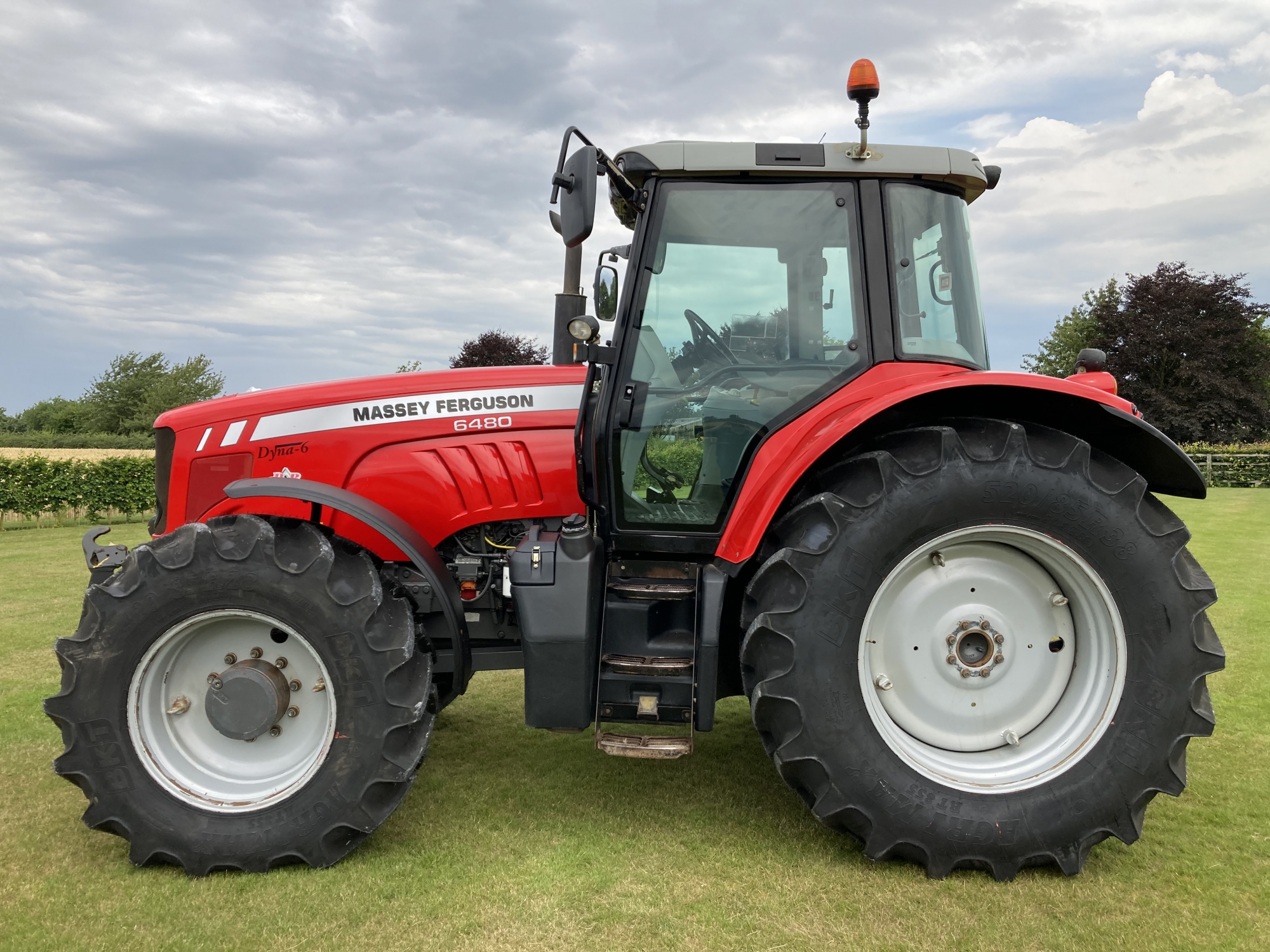 ご当地キティ　根付け　MASSEY FERGUSON ご当地キティ 根付け MASSEY FERGUSON - メルカリ