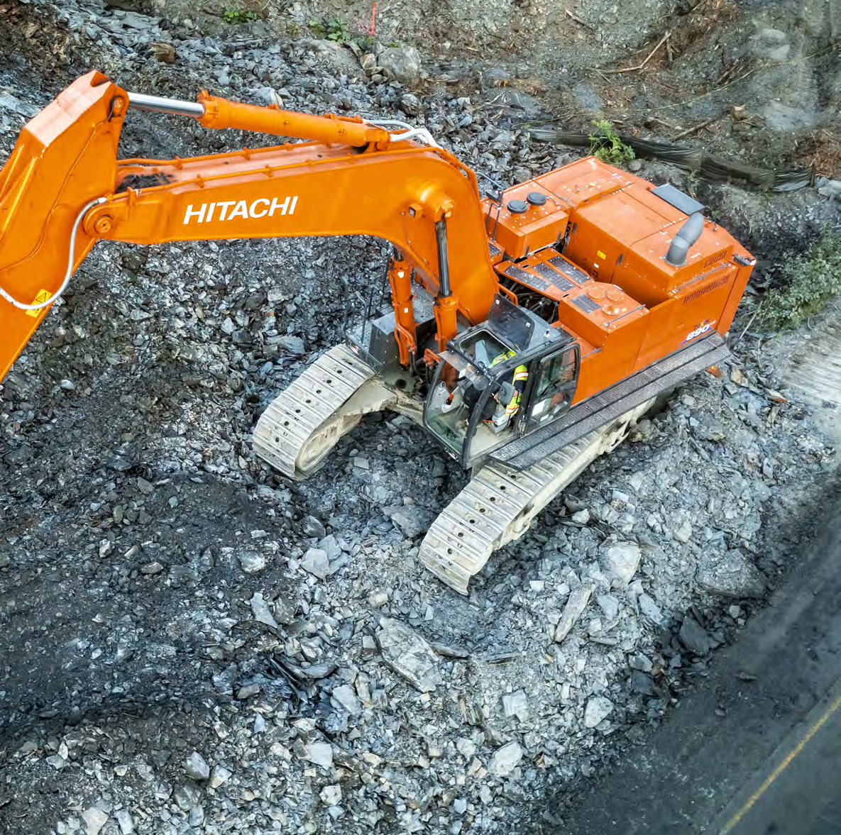 ひろ こんにちは、日立建機日本です。 今回は、迫力満点のZX690LCH-6
