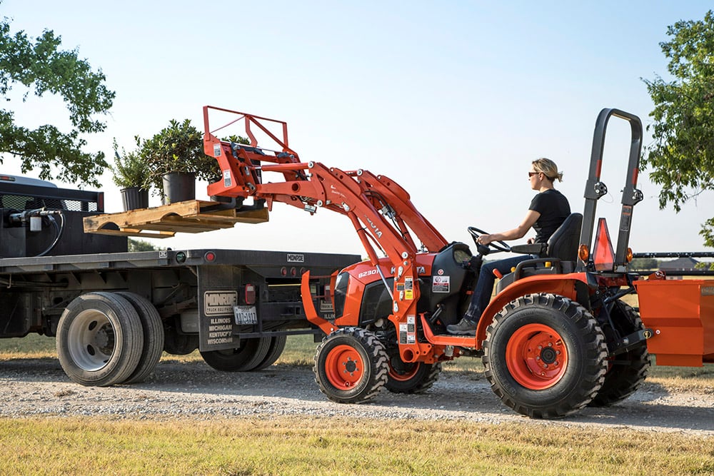 蜻蛉炬燵 Kubota BX80 Series Loader-Swift-Tach - YouTube