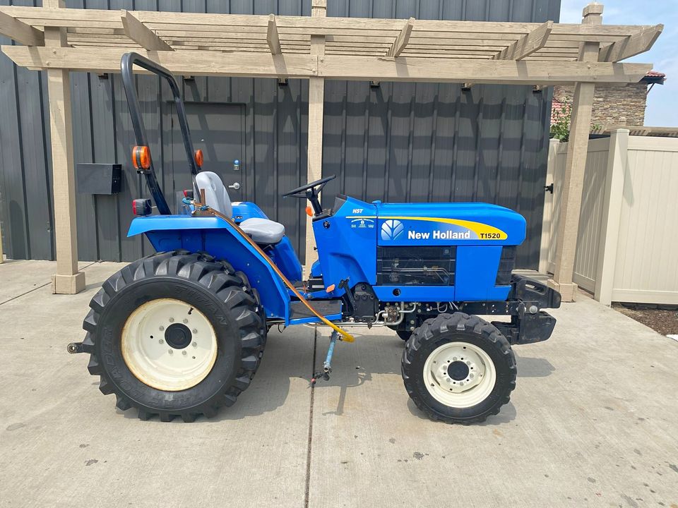 『ゴールド色』デル・ピエロ(FIATgroup、NEW HOLLAND) New Holland T1530 Tractor | AllMachines